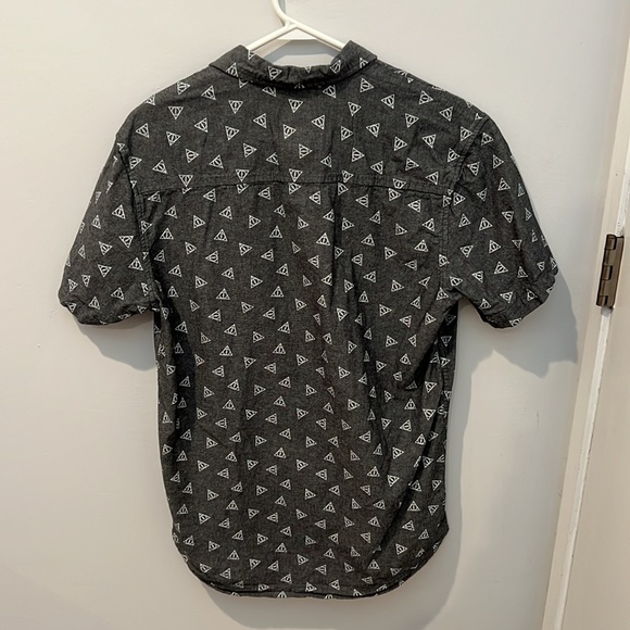 Hot Topic Harry Potter Deathly Hallows Symbol Button-up Short Sleeve Shirt - Picture 4 of 4